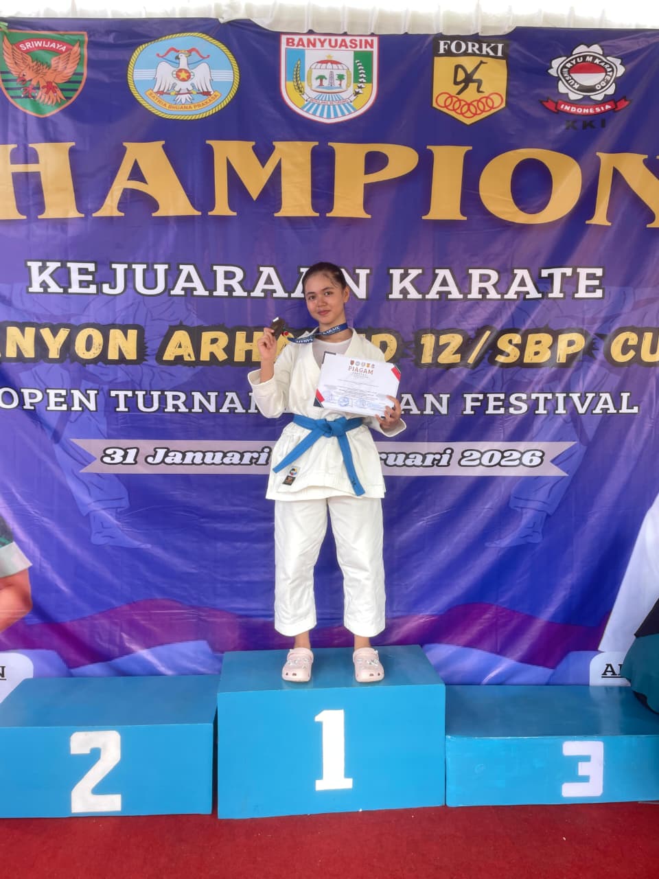 Verlita Azahri dengan dua piagam